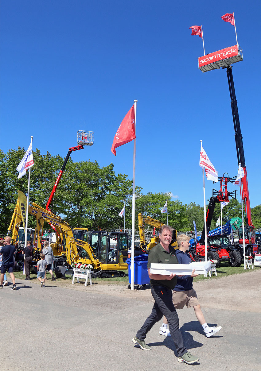En 26 meter høj rotationsteleskoplæsser kommer igen til at fungere som flagstang hos Scantruck både i Roskilde og Odense. Så er det nemt for besøgende at finde standen.