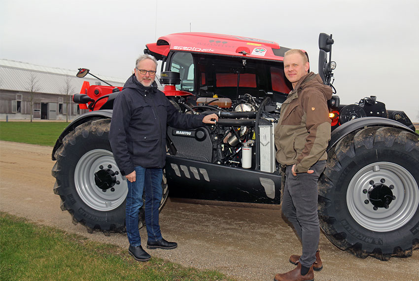 Driftsleder Morten Rasmussen (til højre) og Scantrucks distriktschef Freddy Lange Nielsen får en motor-snak. Manitou MLT741-140V+ har 136 Deutz-heste i maskinrummet.