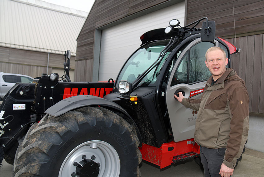 Driftsleder Morten Rasmussen klar til at stige ind i godsets nye teleskoplæsser. Maskinens løftehøjde er 6,9 meter, og den har kapacitet til at løfte op til 4,1 tons.