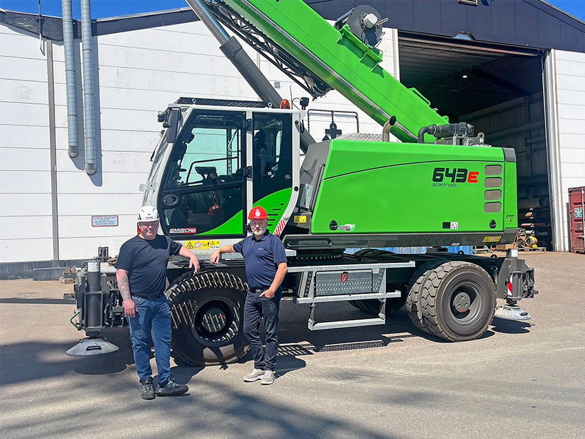 Søby Værfts projektmanager Lasse Albertsen (til venstre) og Scantrucks distriktschef Otto Madsen får en snak ved den nye mobilkran ved værftet på Ærø.