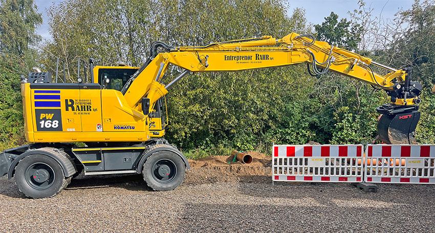 Hjulgravemaskinen kan strække sig langt. Det kan maskinfører Bjarne Andersen ikke, når mester skifter ud til en ny model. Det er krav fra manden i kabinen, at det igen bliver en Komatsu.