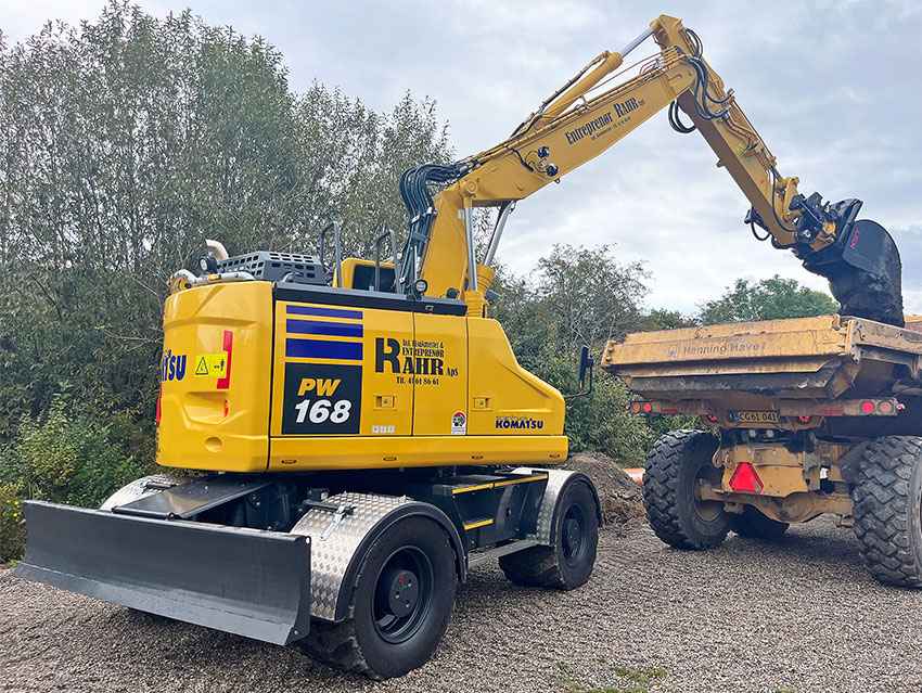 Entreprenør Rahr ApS arbejder fra vest til øst i hele det sydjyske område. Den nye Komatsu PW168-11 startede med kloakrenovering i Aabenraa.