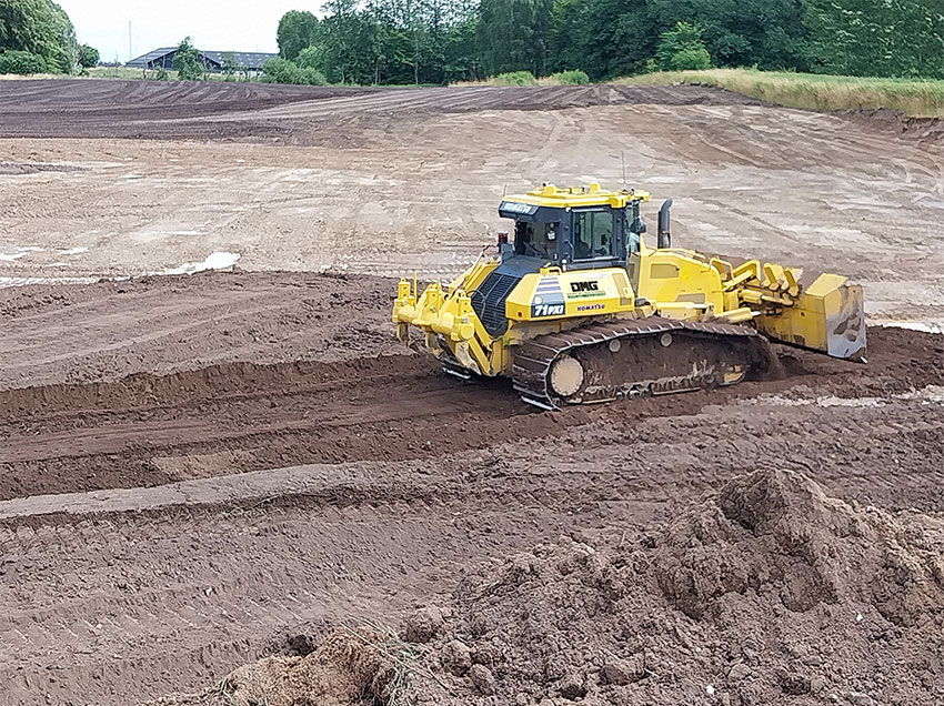 Maskinfører hos DMG, Bo Pindborg, fortæller, at støjniveauet i Komatsu dozeren er yderst minimal. Det er den mest støjreducerende maskine, han nogensinde har siddet i.