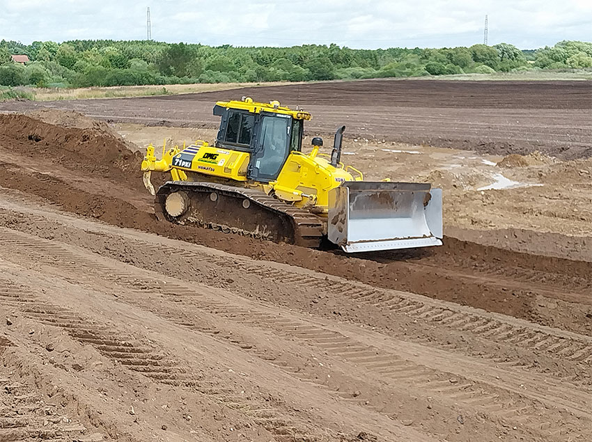 DMG har hver eneste dag gavn af den intelligente maskinstyring fra Topcon, som Komatsu dozeren er udstyret med.