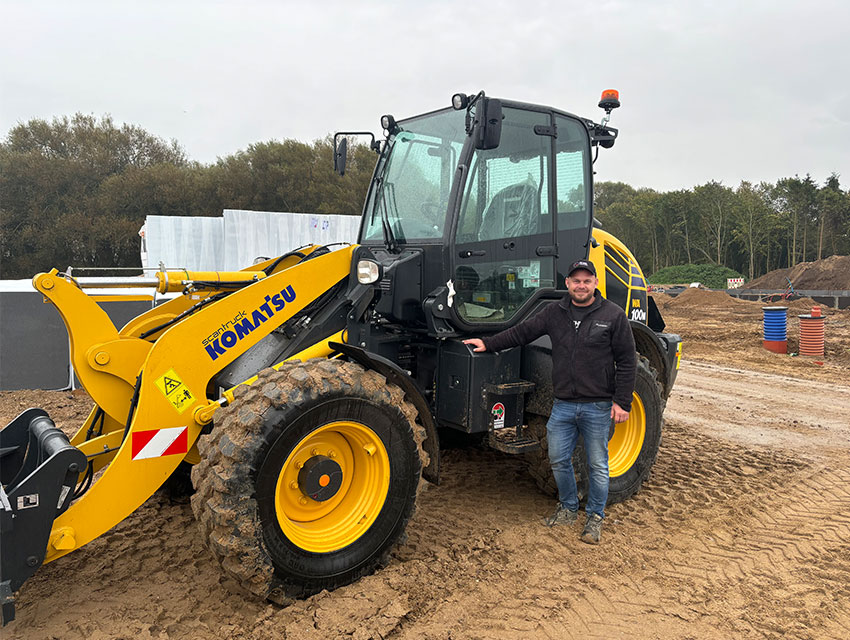 Lasse Hedelund er medejer af Heibæk Entreprenør. Her er han foran læssemaskinen, en Komatsu WA100M-8.