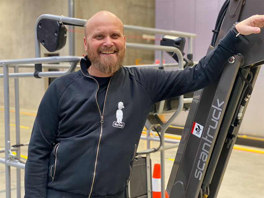 Peter Kruse, Technical Facility Manager hos Normal, er begejstret for samarbejdet med Scantruck, og at det er lykkes at finde maskiner, som opfylder behovene på lageret. 