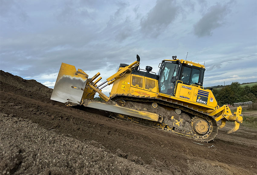 Komatsu D65PXi-18 dozeren er med ude på rigtig mange opgaver for Thomas Nørgård ApS. 