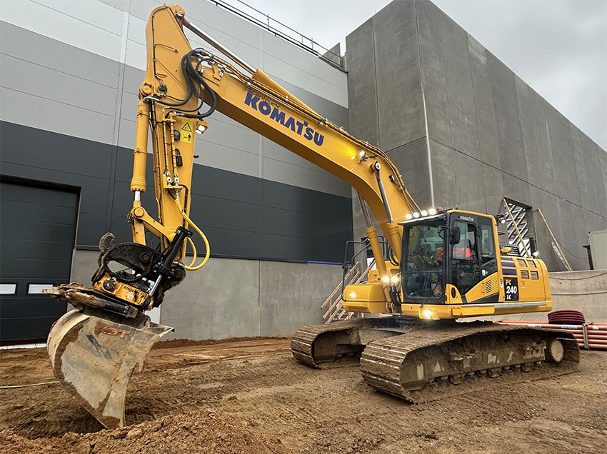 Komatsu PC240LC-11 gravemaskine er uundværlig hos Thomas Nørgård ApS, og den bliver blandt andet brugt til at grave rør ned med. 