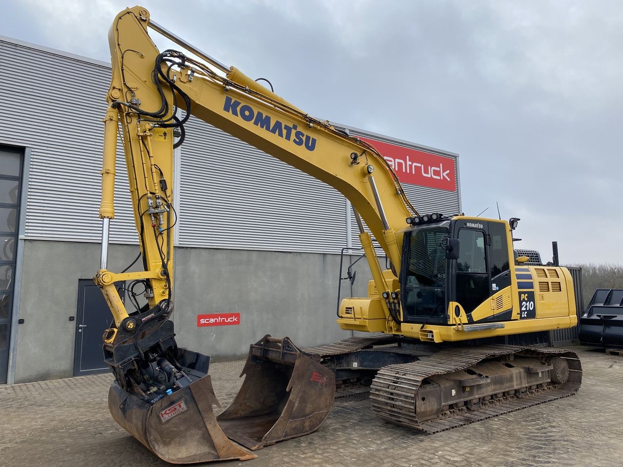 Komatsu PC210LC-11